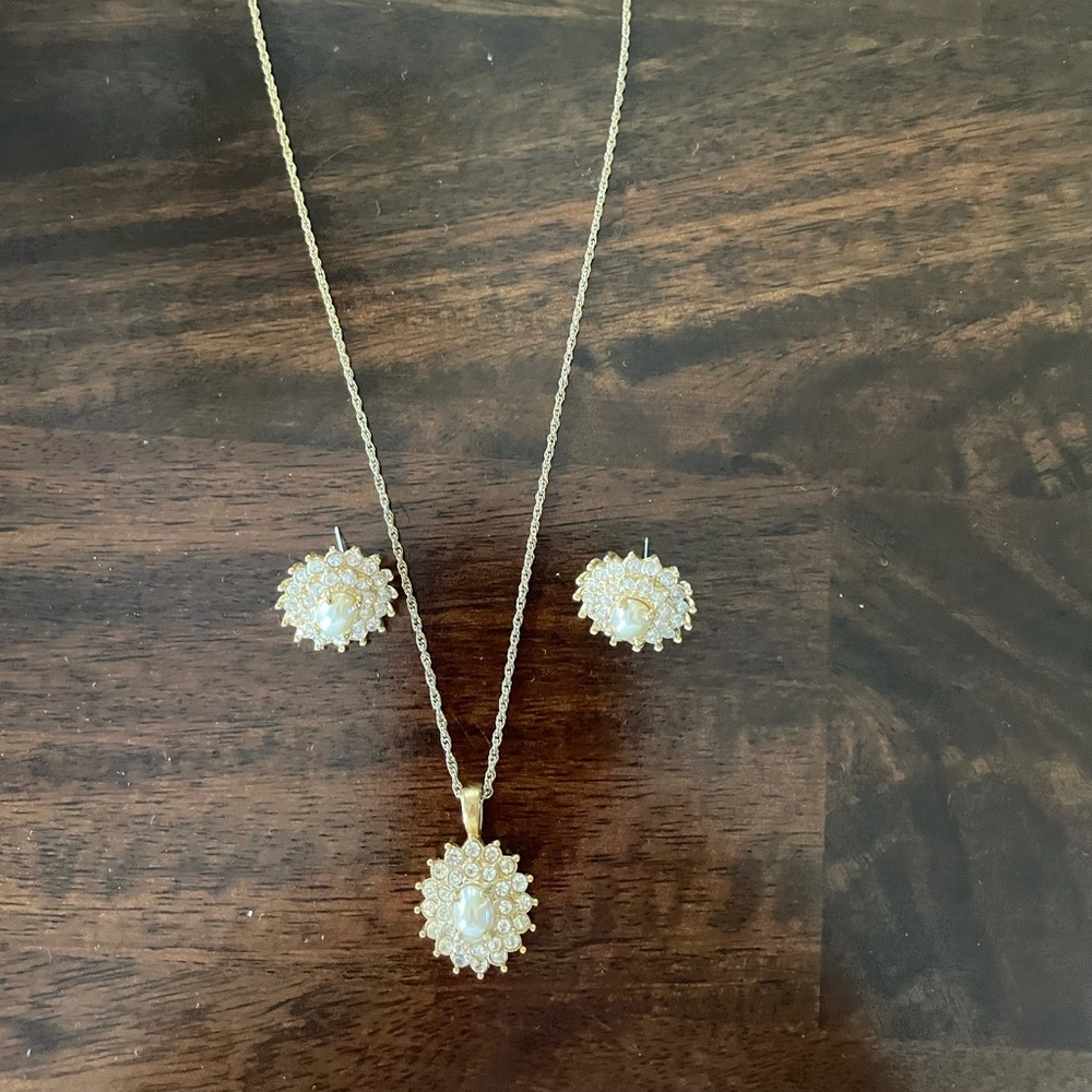 Beautiful Napier necklace and earrings set